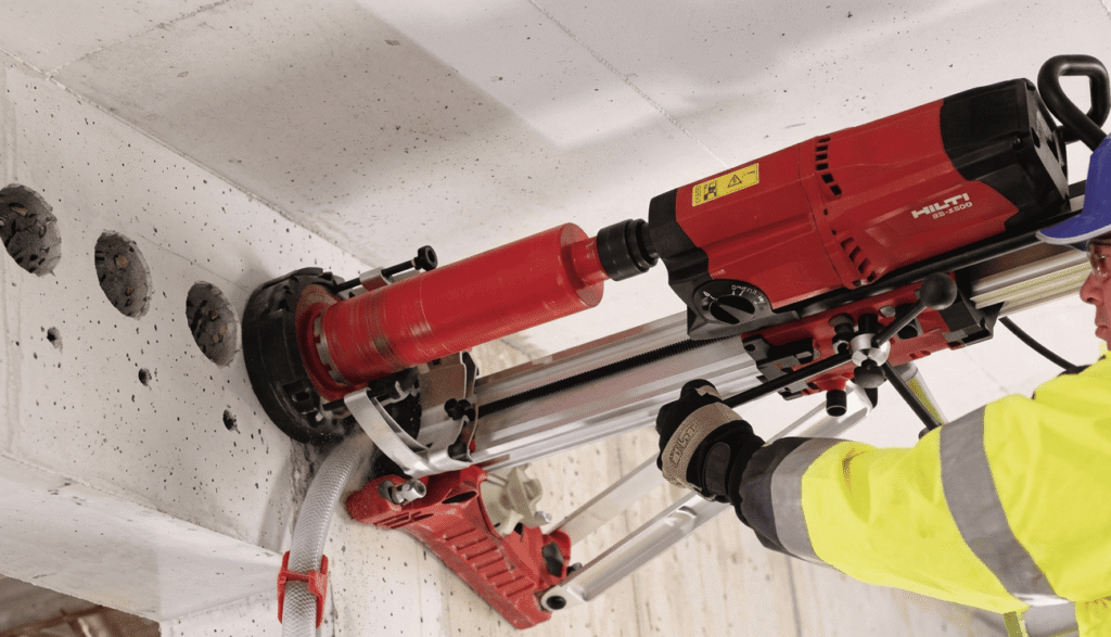 عملية تخريم صبة خرسانية باستخدام ماكينة الكور الماسي لعمل فتحات مواسير السباكة والتكييف.0541064480